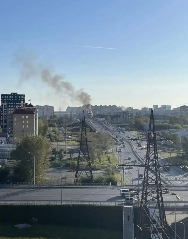 В Тюмени на путепроводе столкнулись грузовик и легковушка — машина загорелась