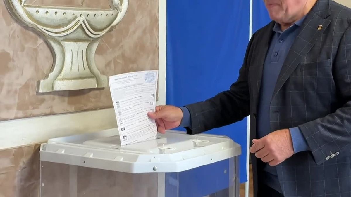 Глава города Ишима Федор Шишкин посетил избирательный участок № 1116, расположенный в Детской школе искусств, где исполнил свой гражданский долг
