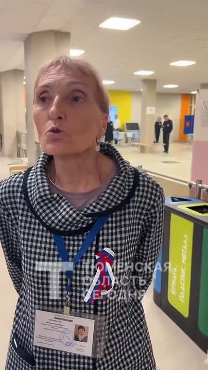 Что происходит с неиспользованными бюллетенями после выборов? Их подсчитывают и погашают — обрезают один из уголков, после чего бюллетени признаются недействительными. На участке № 2044 процедура прошла в присутствии...