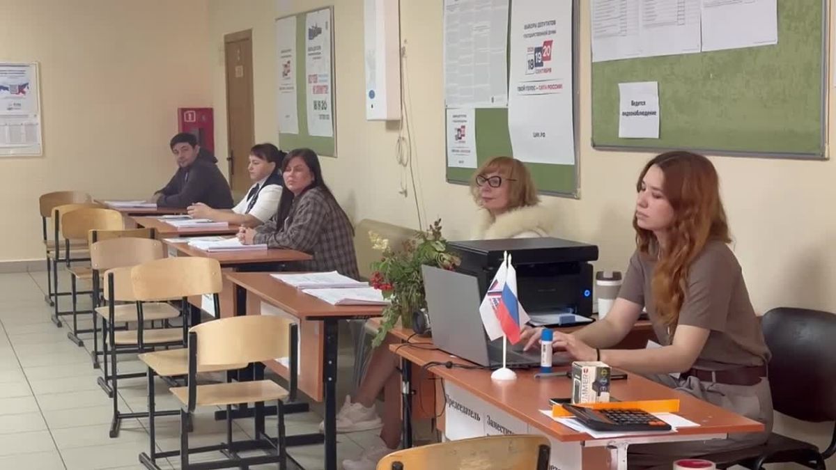 В День многодетной семьи Аршалуйс Вайрадян пришел на выборы с дочкой Мари, которая в этом году пошла в первый класс
