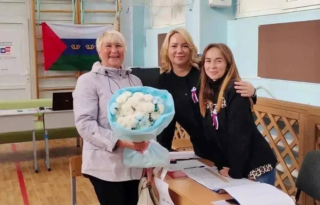 Молодые специалисты работают на избирательных участках в Тюменской области