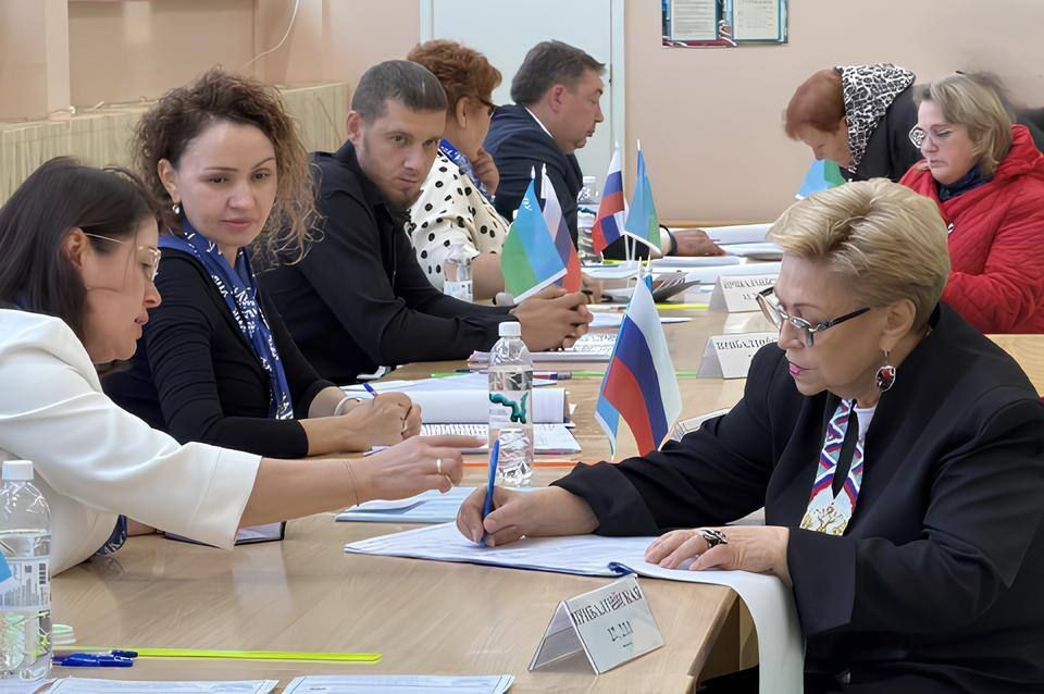 Депутат Тюменской областной думы, председатель комитета по экономической политике и природопользованию Инна Лосева проголосовала на своем избирательном участке