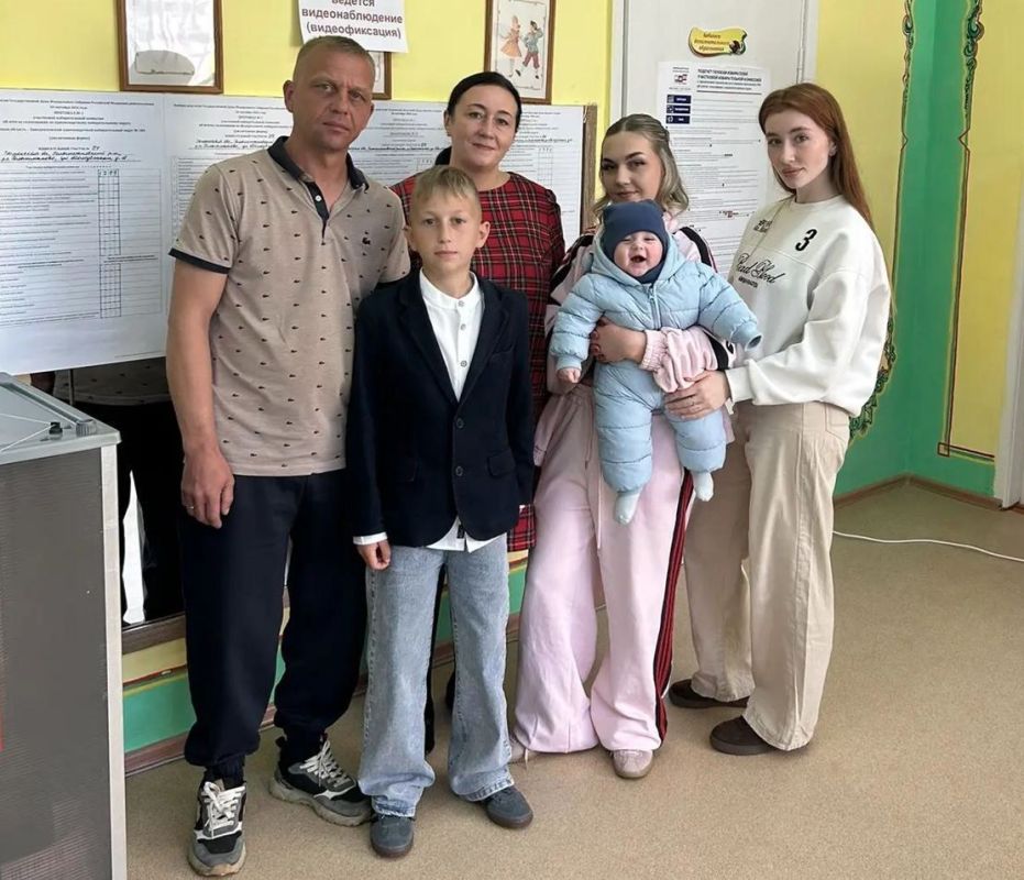 В День многодетной семьи Журавлевы пришли на выборы всей семьёй