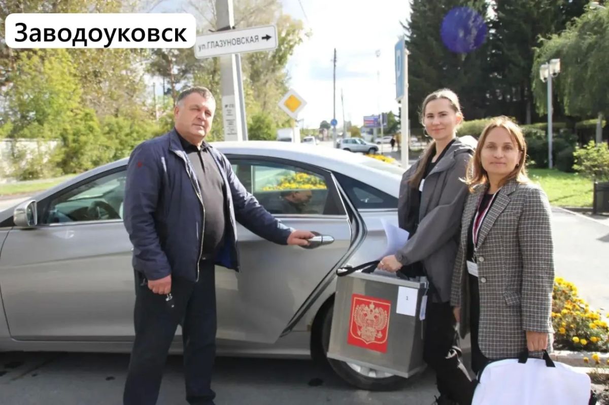 Члены УИК помогают проголосовать жителям, которые не могут прийти на избирательный участок Члены УИК помогают проголосовать жителям, которые не могут прийти на избирательный участок