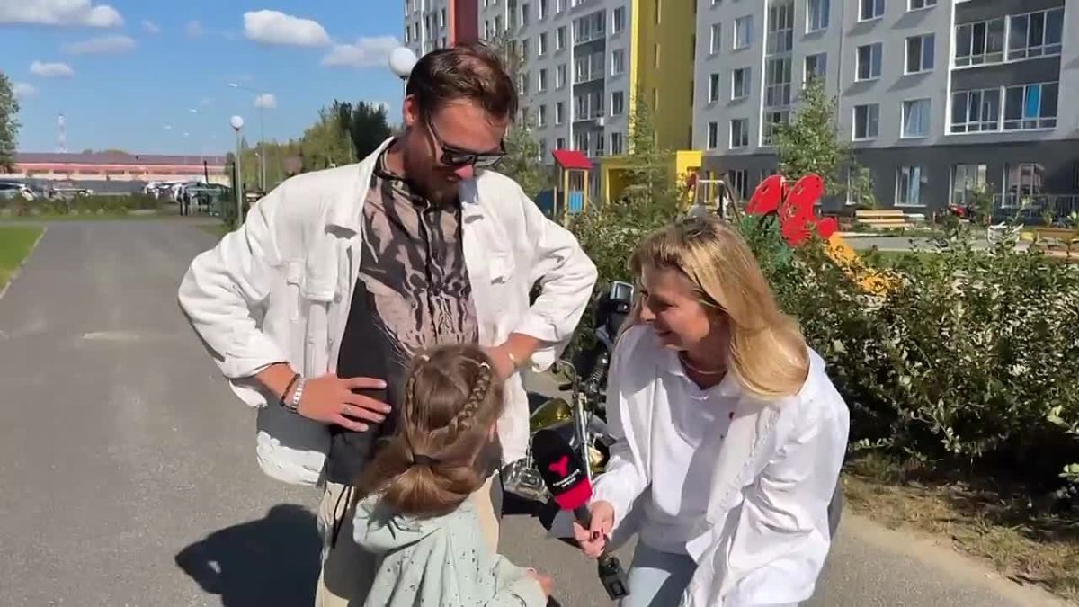 Праздник в семье - папа стал обладателем микроволновки! Анатолий получил её за правильный ответ в пятой суперигре викторины "Знай свой край"