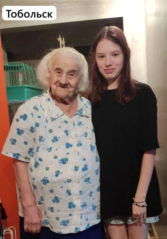 Члены УИК помогают проголосовать жителям, которые не могут прийти на избирательный участок Члены УИК помогают проголосовать жителям, которые не могут прийти на избирательный участок