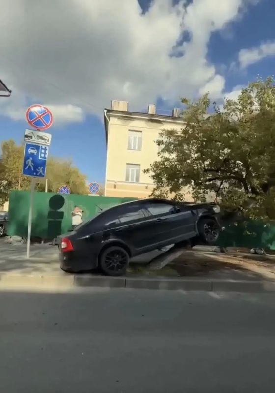 В аварии на Ленина, где легковая залетела на дерево, есть раненые В аварии на Ленина, где легковая залетела на дерево, есть раненые