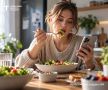 Почему не стоит есть перед экраном?