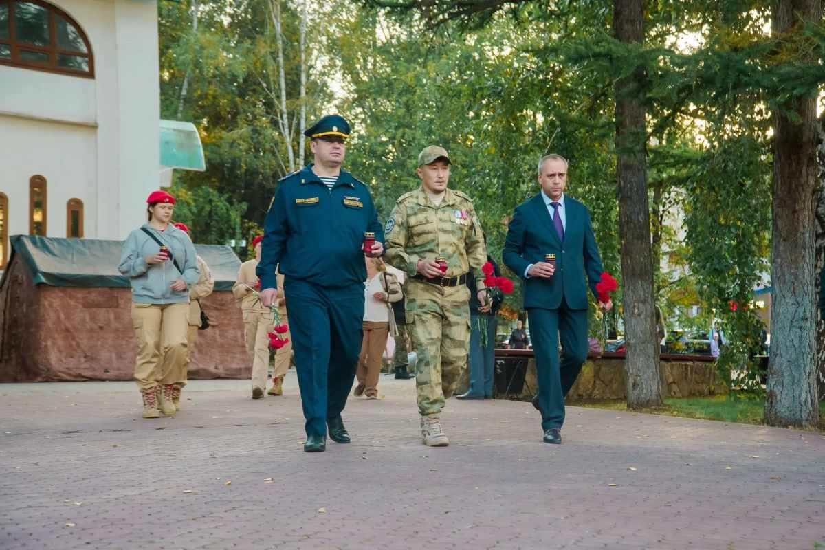 Зажгли свечи памяти: в Тюмени стартовал Международный молодёжный военно-патриотический фестиваль «Димитриевская суббота» Зажгли свечи памяти: в Тюмени стартовал Международный молодёжный военно-патриотический фестиваль «Димитриевская суббота»