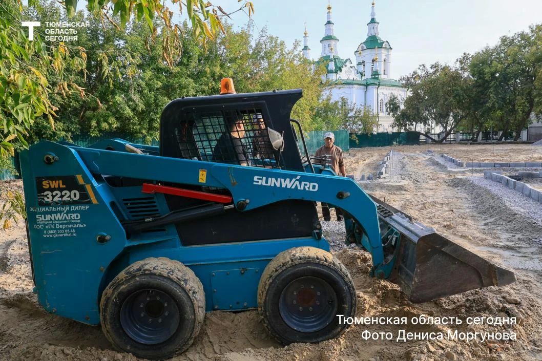 Парковка за Спасской церковью в Тюмени превращается в новый сквер Парковка за Спасской церковью в Тюмени превращается в новый сквер