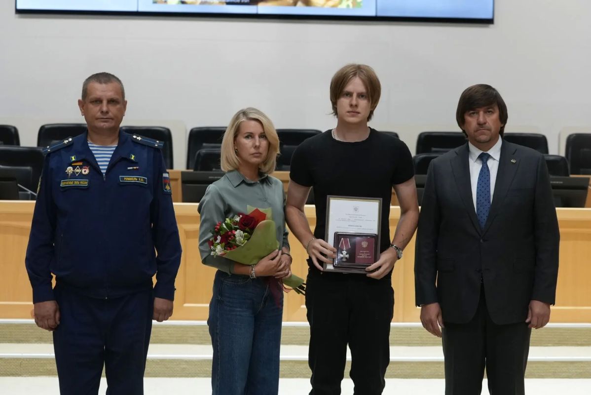 Максим Афанасьев: Указом Президента Российской Федерации двенадцать тюменских бойцов посмертно награждены орденом Мужества, двое – медалью Жукова и один – медалью «Участнику специальной военной операции» Максим Афанасьев: Указом Президента Российской Федерации двенадцать тюменских бойцов посмертно награждены орденом Мужества, двое – медалью Жукова и один – медалью «Участнику специальной военной операции»
