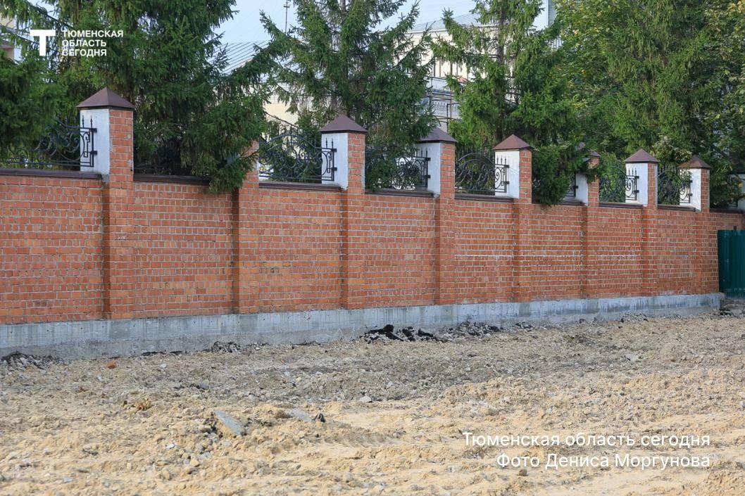 Парковка за Спасской церковью в Тюмени превращается в новый сквер Парковка за Спасской церковью в Тюмени превращается в новый сквер