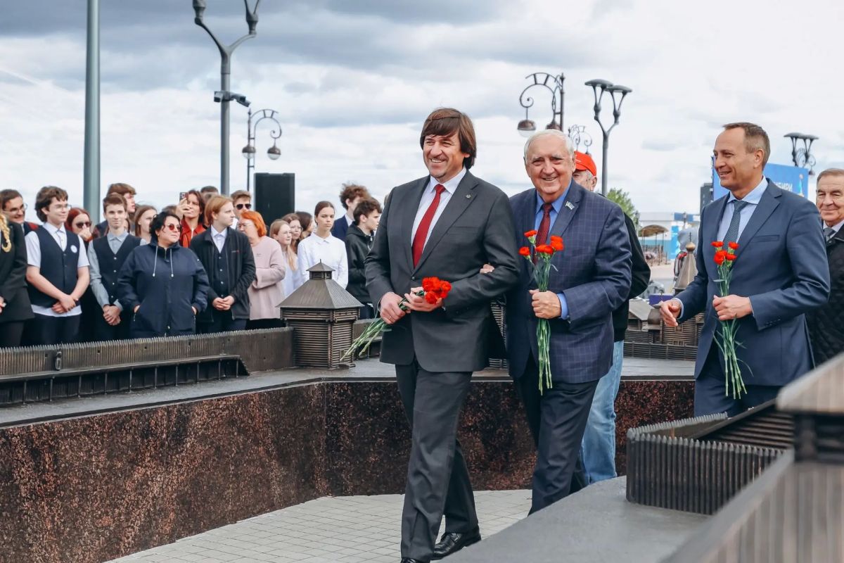 Максим Афанасьев: Частью церемонии открытия макета Тюменского острога стала закладка капсулы времени с посланием жителям нашего города в его 500-летний юбилей — в 2086 год Максим Афанасьев: Частью церемонии открытия макета Тюменского острога стала закладка капсулы времени с посланием жителям нашего города в его 500-летний юбилей — в 2086 год