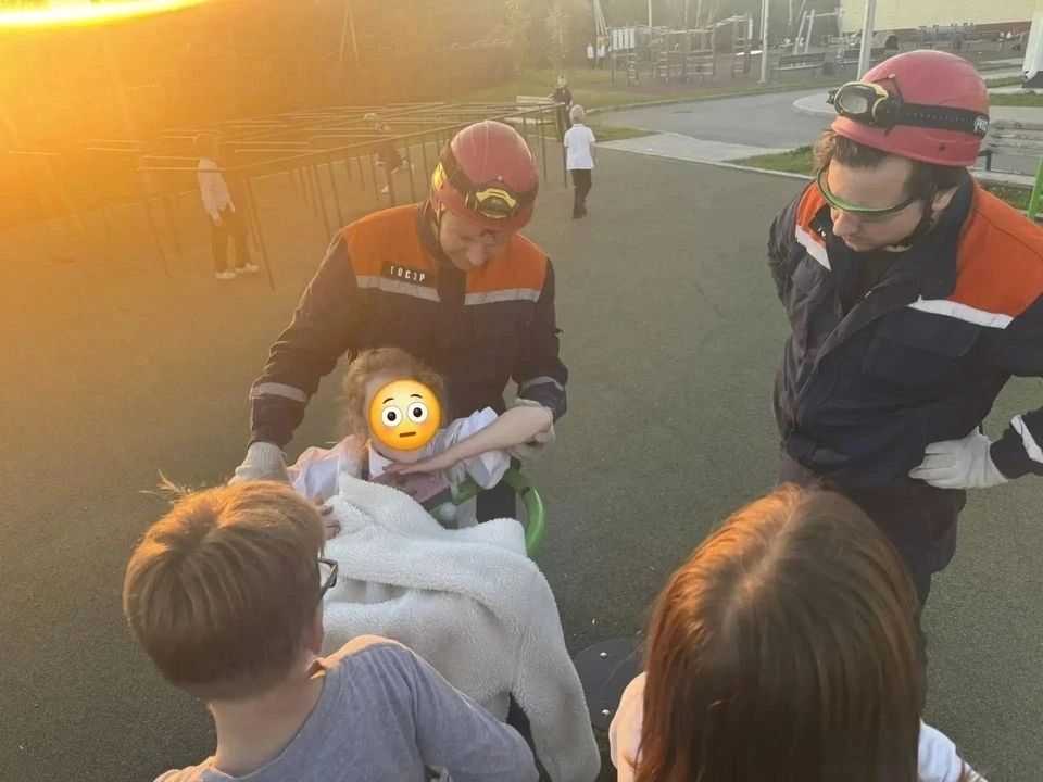 В деревне Падерина 22 сентября произошёл инцидент на детской площадке: маленькая девочка из Тюмени застряла в карусели