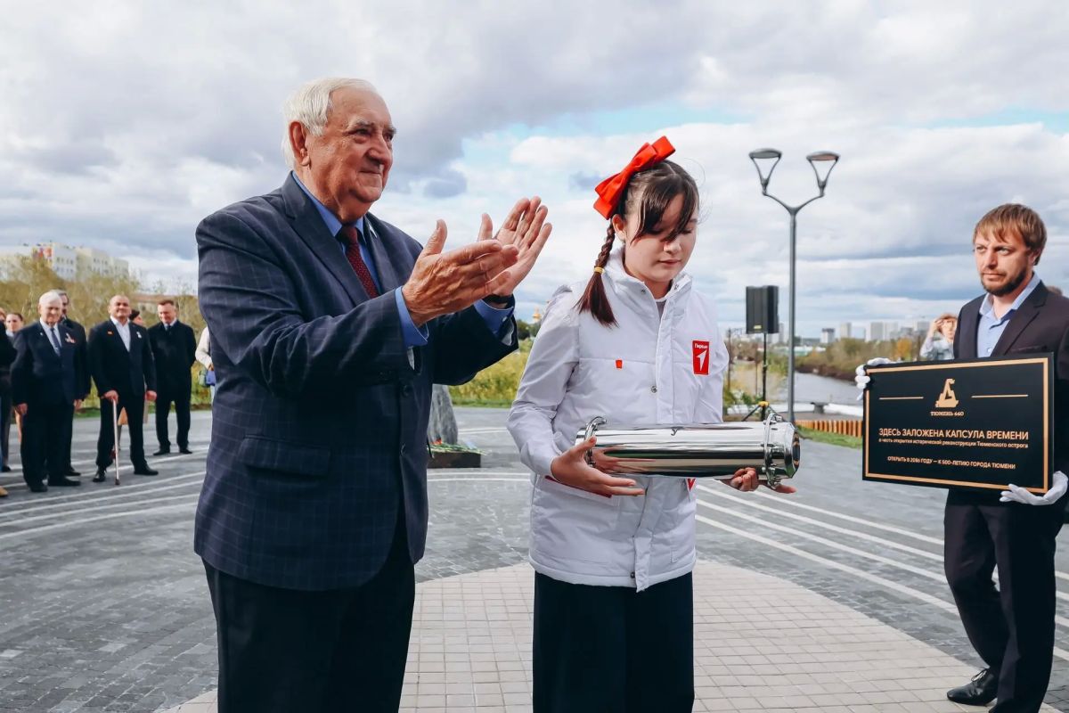 Максим Афанасьев: Частью церемонии открытия макета Тюменского острога стала закладка капсулы времени с посланием жителям нашего города в его 500-летний юбилей — в 2086 год Максим Афанасьев: Частью церемонии открытия макета Тюменского острога стала закладка капсулы времени с посланием жителям нашего города в его 500-летний юбилей — в 2086 год