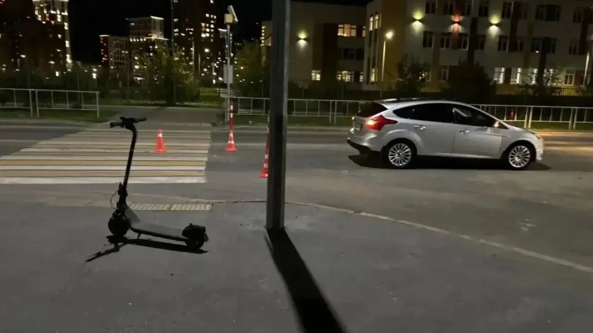 Две школьницы на одном самокате попали под колеса авто в Тюмени