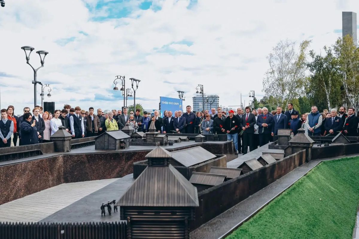 Тюменцы заложили капсулу времени под новым макетом острога Тюменцы заложили капсулу времени под новым макетом острога
