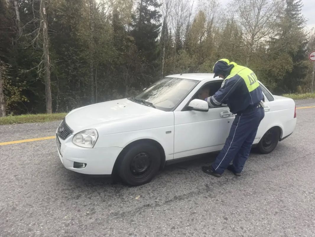наряды спецвзвода полка ДПС Госавтоинспекции несут службу на федеральной автодороге Тюмень-Ханты-Мансийск в Уватском округе наряды спецвзвода полка ДПС Госавтоинспекции несут службу на федеральной автодороге Тюмень-Ханты-Мансийск в Уватском округе