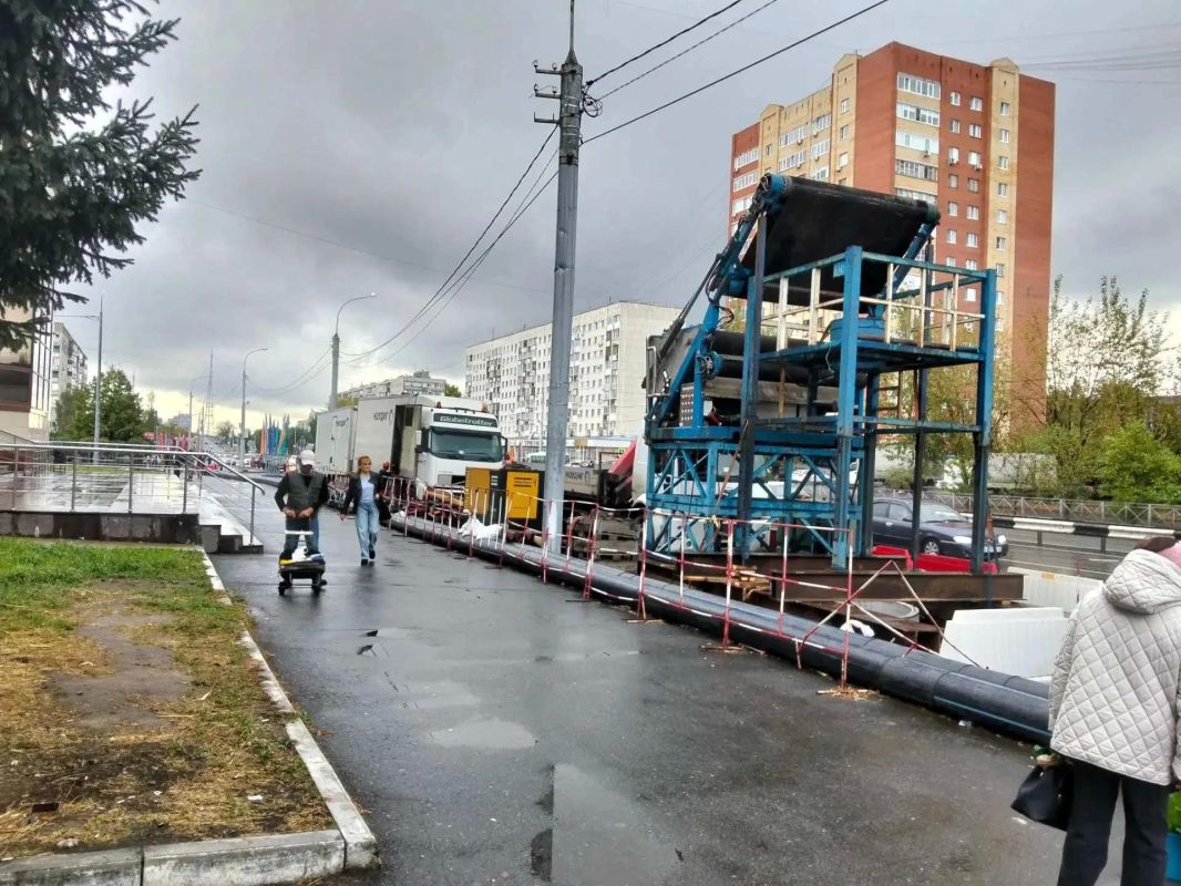 В Тюмени на Пермякова ремонтируют канализационный коллектор без раскопок