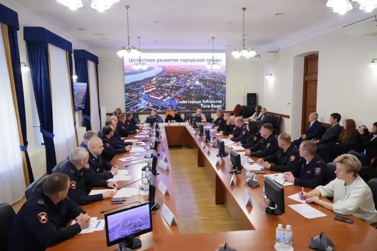 В Тобольске состоялось областное итоговое совещание с участием начальника Госавтоинспекции региона Андрея Миллера и коллег из соседних регионов В Тобольске состоялось областное итоговое совещание с участием начальника Госавтоинспекции региона Андрея Миллера и коллег из соседних регионов