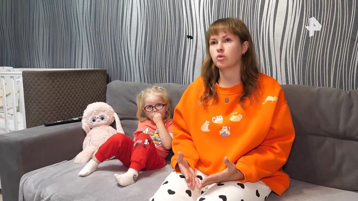 "Все носочки были в крови": воспитатели тюменского детского сада, в котором прищемили руку двухлетней девочке, не знают, как ребёнок получил травму