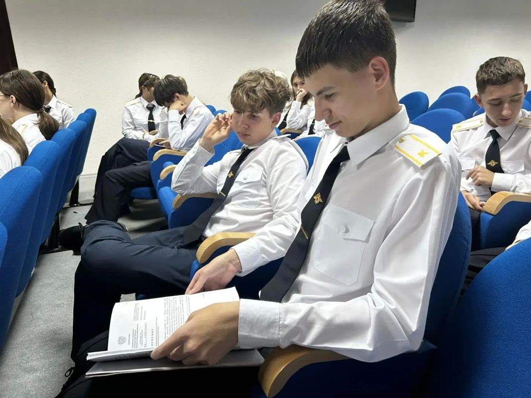 Сотрудники регионального следственного управления СК России провели профориентационную встречу с кадетами Сотрудники регионального следственного управления СК России провели профориентационную встречу с кадетами