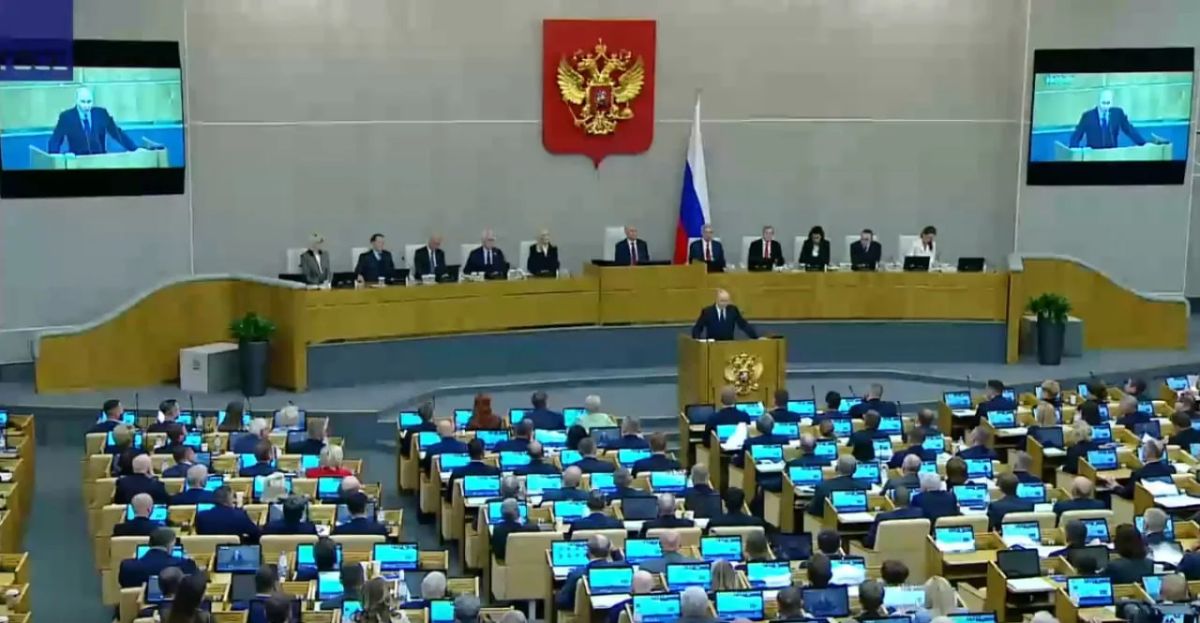 Владимир Путин выступает на первом заседании девятого созыва Госдумы