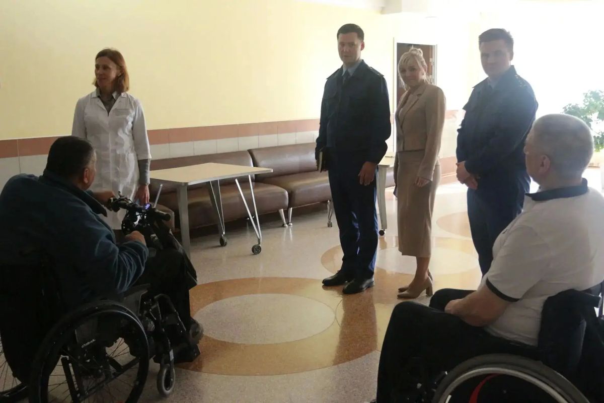 Прокурор Калининского административного округа города Тюмени Анатолий Митин встретился с участниками специальной военной операции, проходящими медицинскую реабилитацию и санаторно-курортное лечение в Центре реабилитации... Прокурор Калининского административного округа города Тюмени Анатолий Митин встретился с участниками специальной военной операции, проходящими медицинскую реабилитацию и санаторно-курортное лечение в Центре реабилитации...