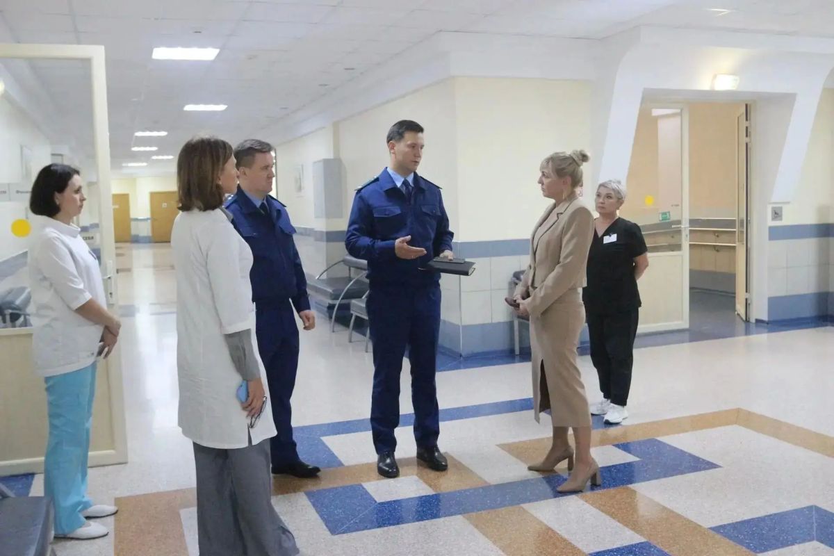 Прокурор Калининского административного округа города Тюмени Анатолий Митин встретился с участниками специальной военной операции, проходящими медицинскую реабилитацию и санаторно-курортное лечение в Центре реабилитации...