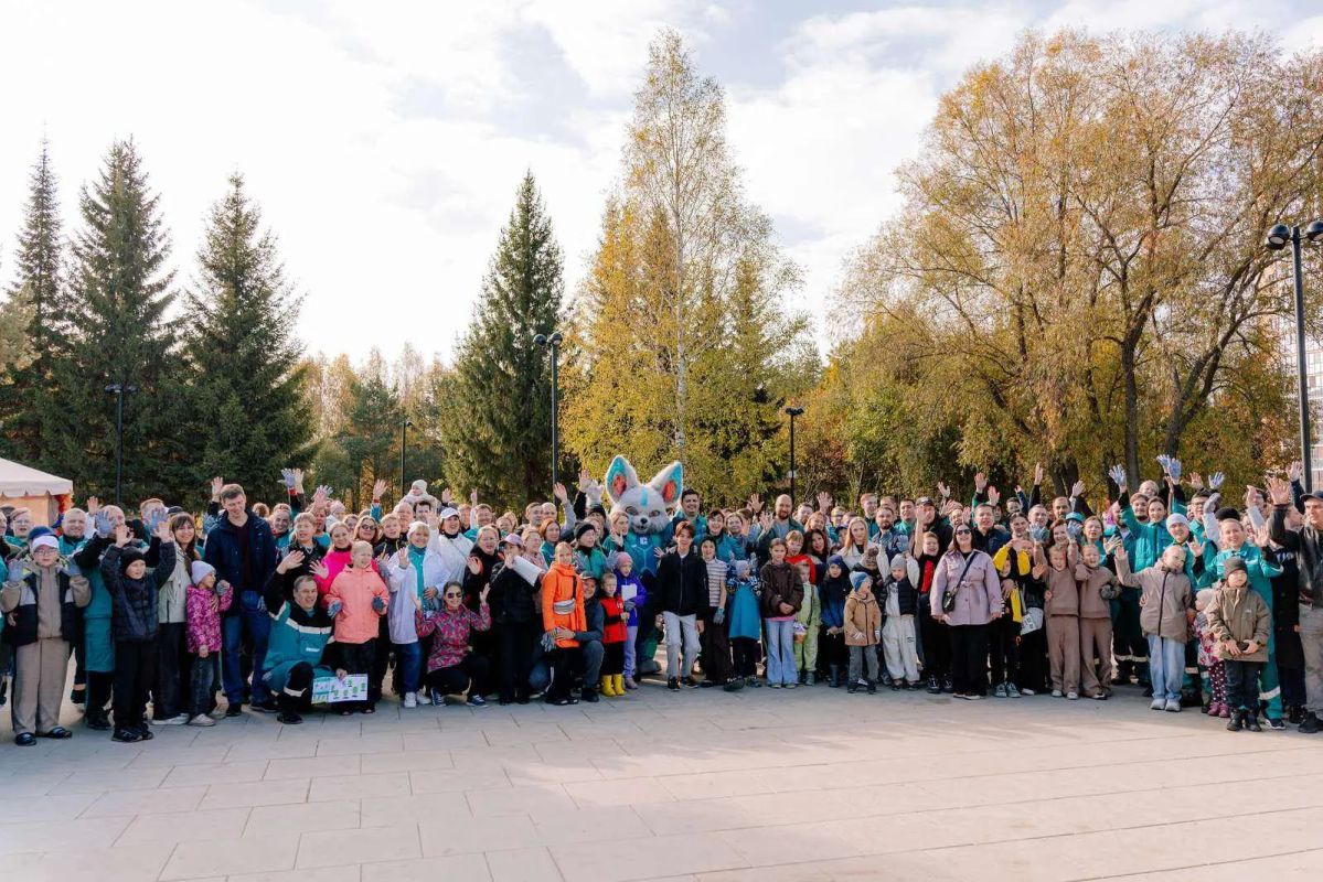 Волонтеры СИБУРа высадили 144 дерева в «Менделеев-парке» в рамках экоакции «Пускаем корни» Волонтеры СИБУРа высадили 144 дерева в «Менделеев-парке» в рамках экоакции «Пускаем корни»