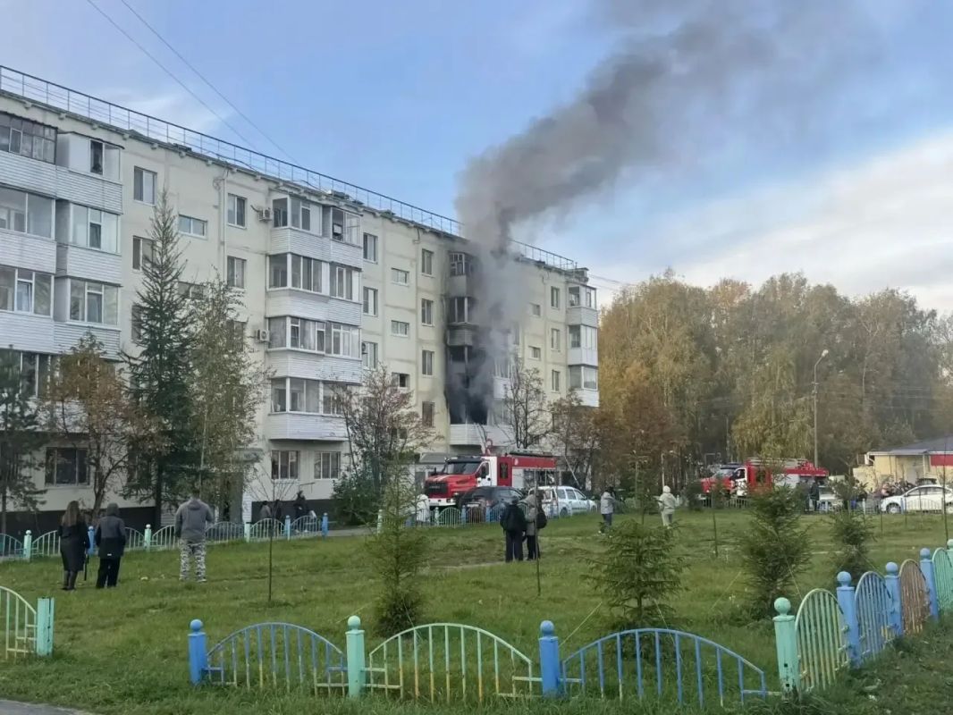 Сегодня утром в доме № 7 в 10 микрорайоне на балконе 2 этажа произошёл пожар, который затронул ряд верхних балконов Сегодня утром в доме № 7 в 10 микрорайоне на балконе 2 этажа произошёл пожар, который затронул ряд верхних балконов