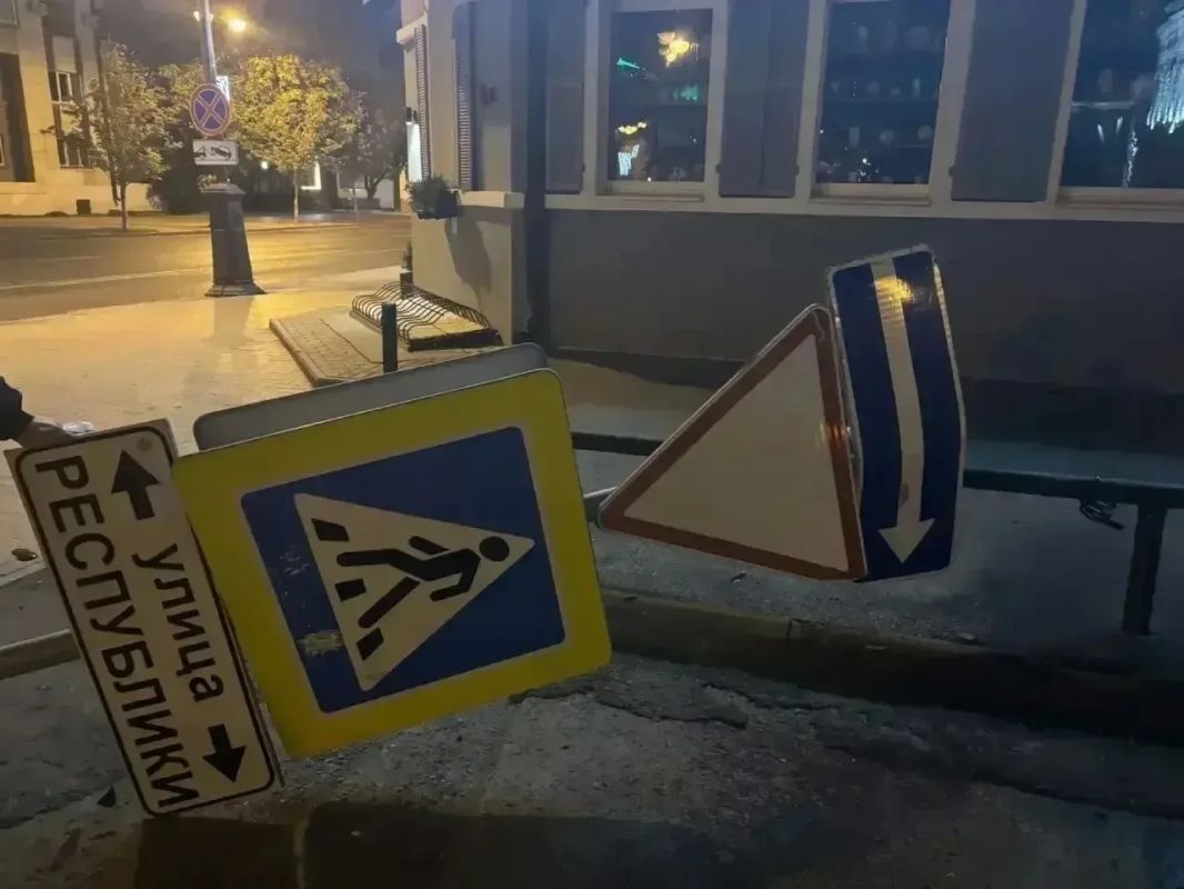 Почти ничего не осталось от того мотоцикла после ночной аварии в центре Почти ничего не осталось от того мотоцикла после ночной аварии в центре