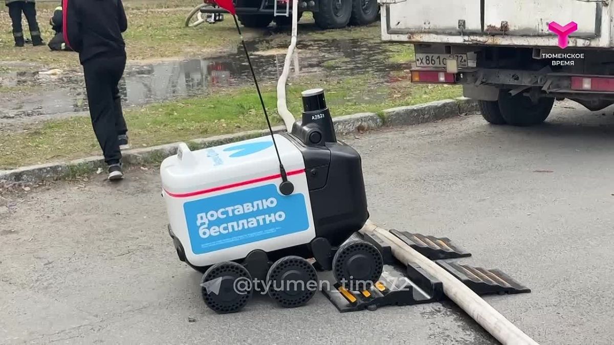 Роботу-доставщику дети помогли преодолеть препятствие во время пожара на Олимпийской