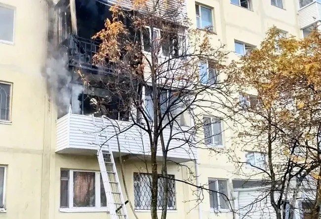 В Тобольске в многоэтажном жилом доме № 7 в десятом микрорайоне ранним утром 2 октября 2026 года случился пожар