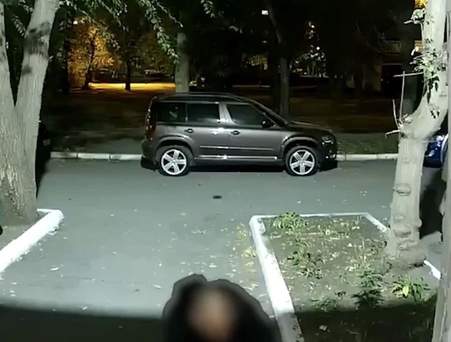 На улице Ялуторовской тюменцы заметили мужчину в голом виде: он вел себя неадекватно, раздеваясь на ходу