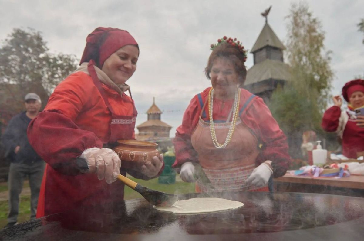 Гости «Ялуторовского острога» угостились капустными пельменями и порубили кочаны Гости «Ялуторовского острога» угостились капустными пельменями и порубили кочаны