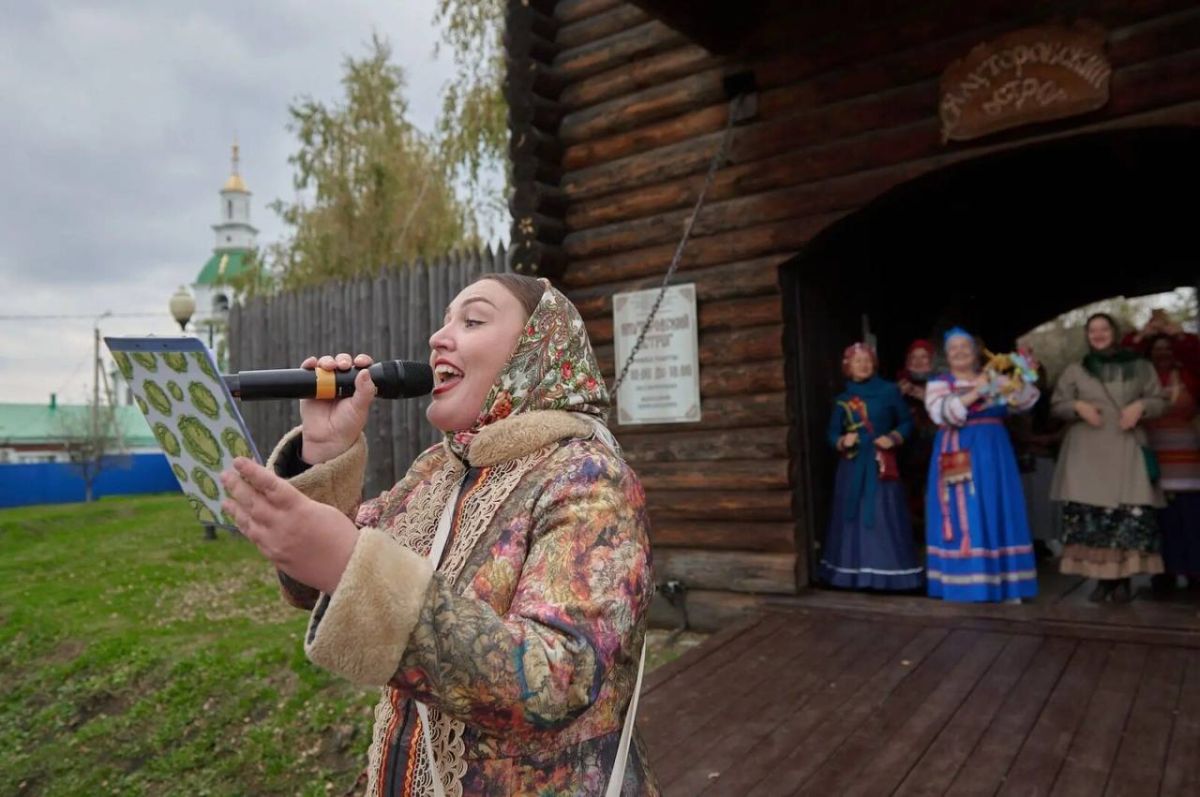 Гости «Ялуторовского острога» угостились капустными пельменями и порубили кочаны Гости «Ялуторовского острога» угостились капустными пельменями и порубили кочаны