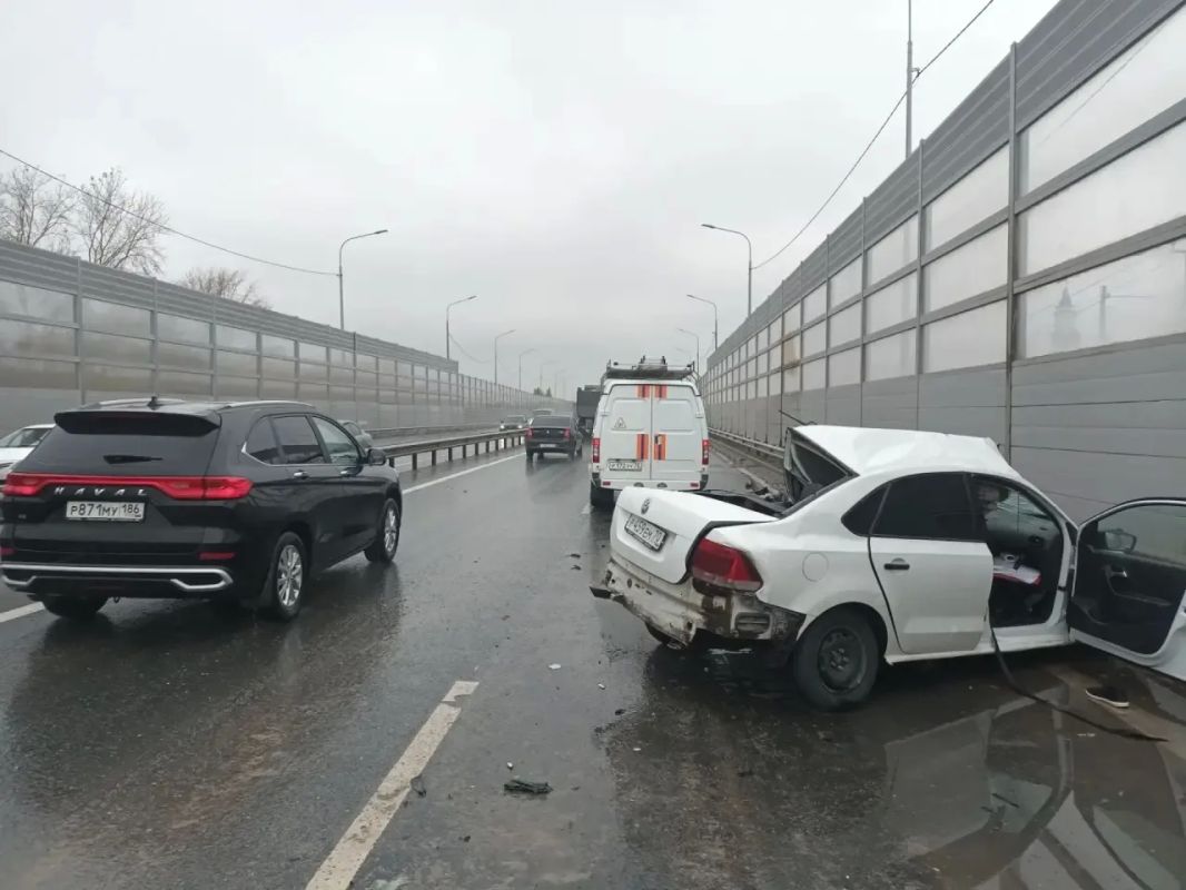 31-летний водитель погиб в ДТП под Тюменью Автомобиль «Фольксваген» въехал в заднюю часть грузовика «Хово» на 18-м километре федеральной автодороги Тюмень-Омск. ДТП произошло на мокрой дороге 31-летний водитель погиб в ДТП под Тюменью Автомобиль «Фольксваген» въехал в заднюю часть грузовика «Хово» на 18-м километре федеральной автодороги Тюмень-Омск. ДТП произошло на мокрой дороге