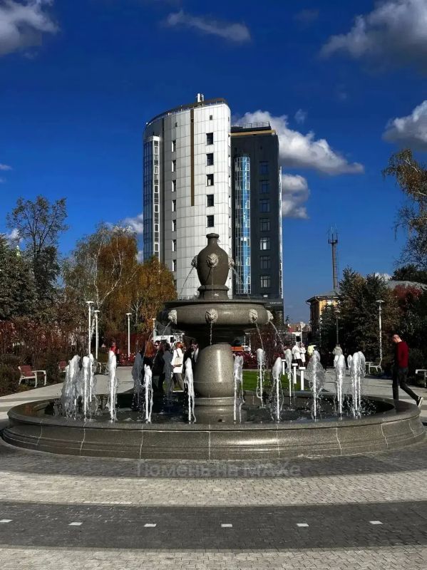 На обновлённой площади Борцов Революции заработал фонтан На обновлённой площади Борцов Революции заработал фонтан