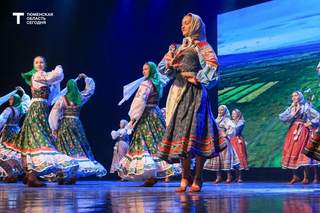 «За каждым профессионалом стоит любимый учитель»: Александр Моор поздравил педагогов Тюменской области «За каждым профессионалом стоит любимый учитель»: Александр Моор поздравил педагогов Тюменской области