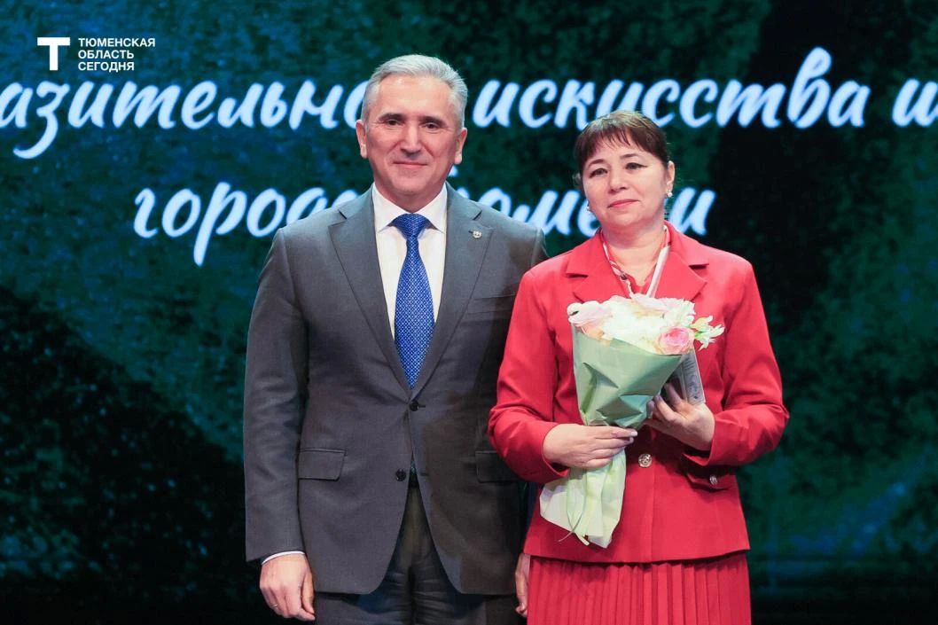 «За каждым профессионалом стоит любимый учитель»: Александр Моор поздравил педагогов Тюменской области