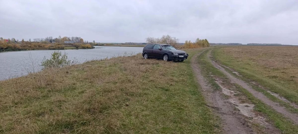 «Ниссан» опрокинулся в реку в Казанском округе «Ниссан» опрокинулся в реку в Казанском округе