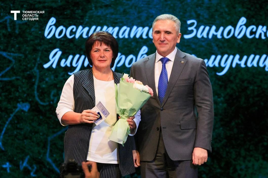 «За каждым профессионалом стоит любимый учитель»: Александр Моор поздравил педагогов Тюменской области «За каждым профессионалом стоит любимый учитель»: Александр Моор поздравил педагогов Тюменской области