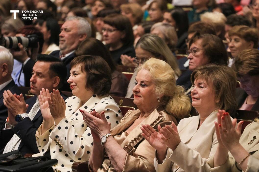 «За каждым профессионалом стоит любимый учитель»: Александр Моор поздравил педагогов Тюменской области «За каждым профессионалом стоит любимый учитель»: Александр Моор поздравил педагогов Тюменской области