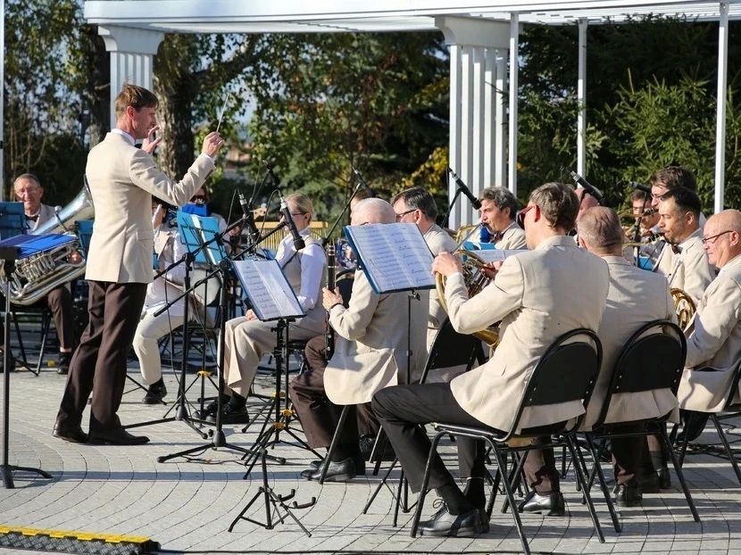 В первый день октября в областном центре открылась обновлённая площадь Борцов Революции В первый день октября в областном центре открылась обновлённая площадь Борцов Революции