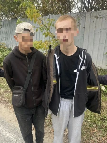В Тюмени сотрудники патрульно-постовой службы полиции, находясь на маршруте патрулирования по улице Черепанова, заметили молодого человека, который стоял возле лесополосы