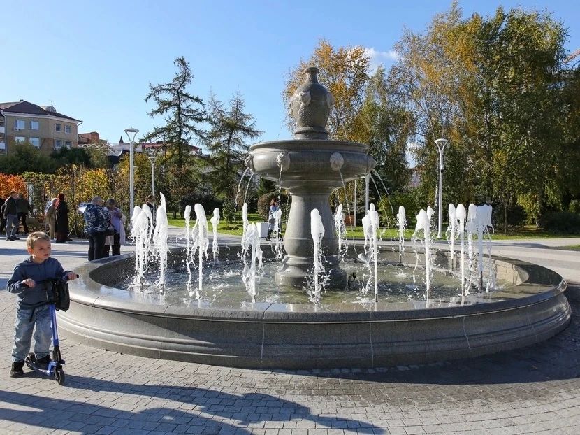 В первый день октября в областном центре открылась обновлённая площадь Борцов Революции В первый день октября в областном центре открылась обновлённая площадь Борцов Революции