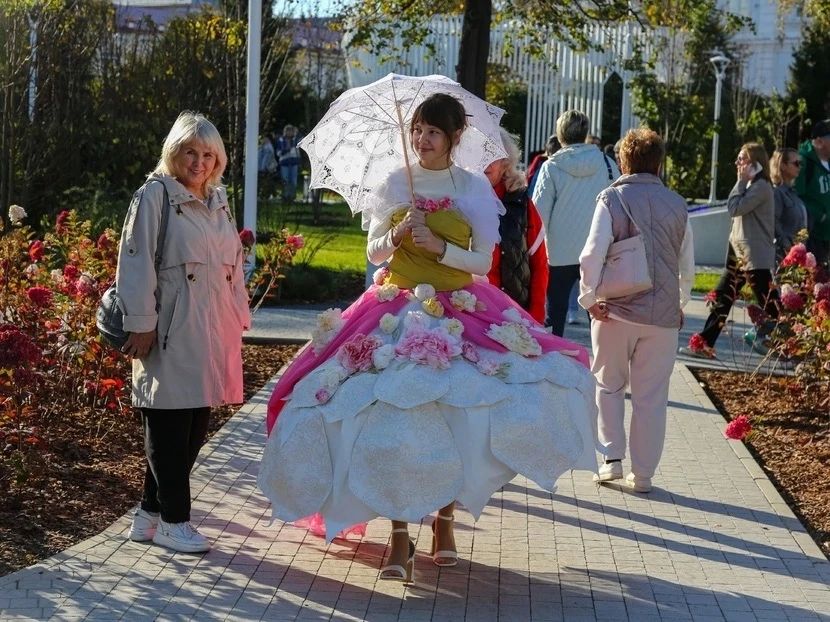 В первый день октября в областном центре открылась обновлённая площадь Борцов Революции В первый день октября в областном центре открылась обновлённая площадь Борцов Революции