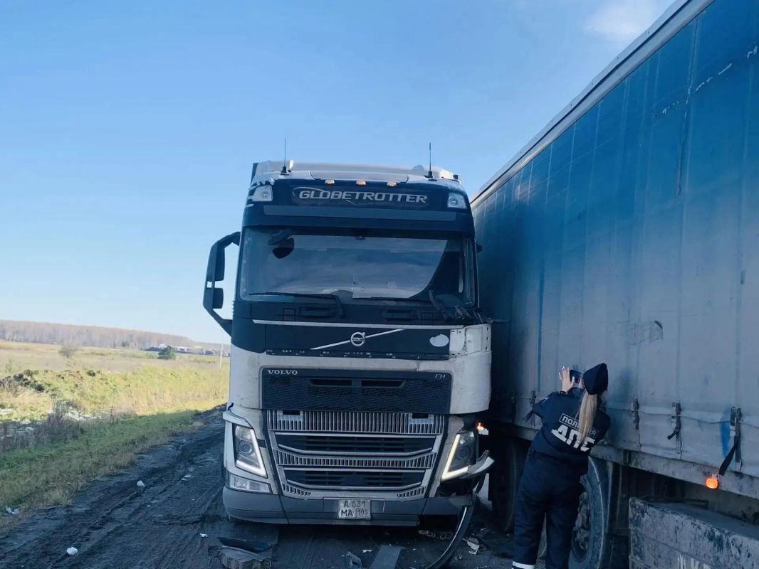 Пешеход погиб под фурой на трассе Тюмень - Екатеринбург: водитель грузового авто не смог оценить габариты авто и наехал на другую фуру Пешеход погиб под фурой на трассе Тюмень - Екатеринбург: водитель грузового авто не смог оценить габариты авто и наехал на другую фуру