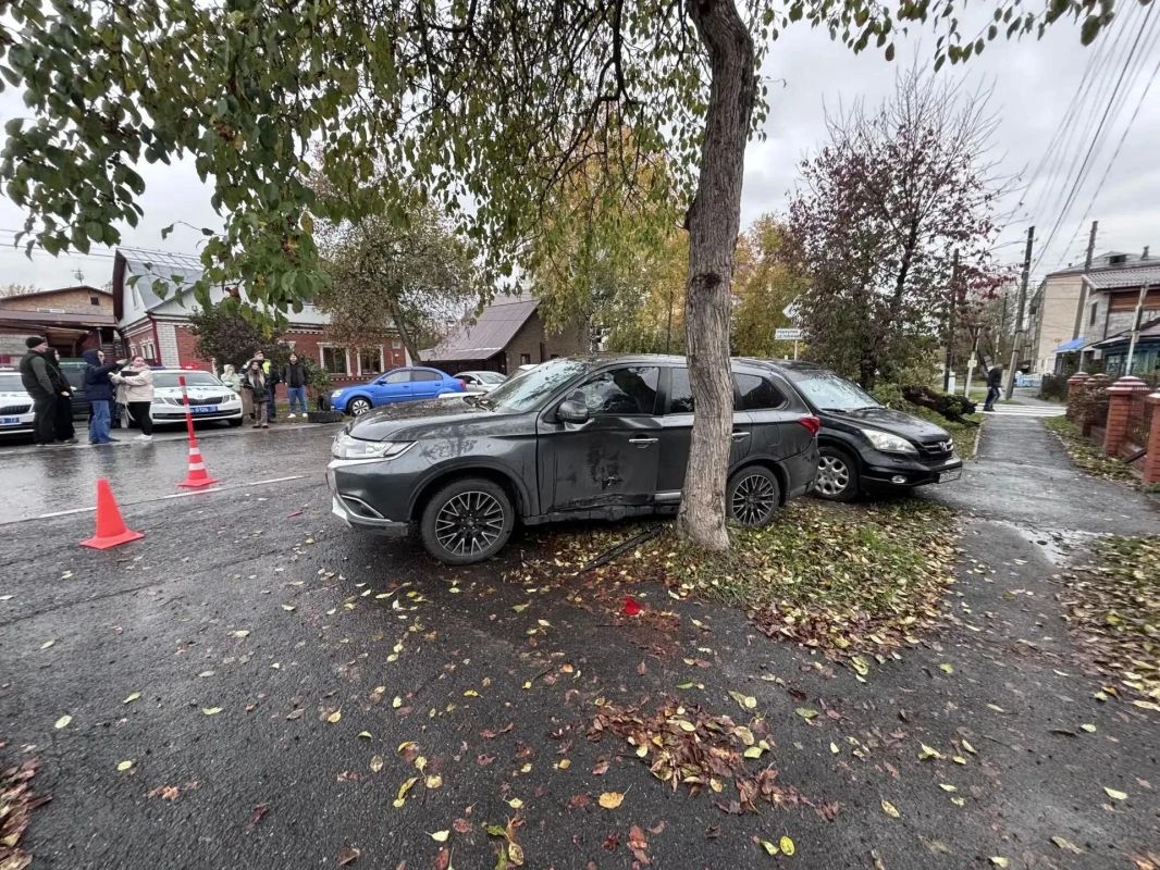 В Тюмени пьяный водитель без прав врезался в два припаркованных автомобиля В Тюмени пьяный водитель без прав врезался в два припаркованных автомобиля